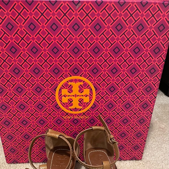 Tory Burch Chandler Wedge Sandals. Color Royal Tan - Picture 4 of 6